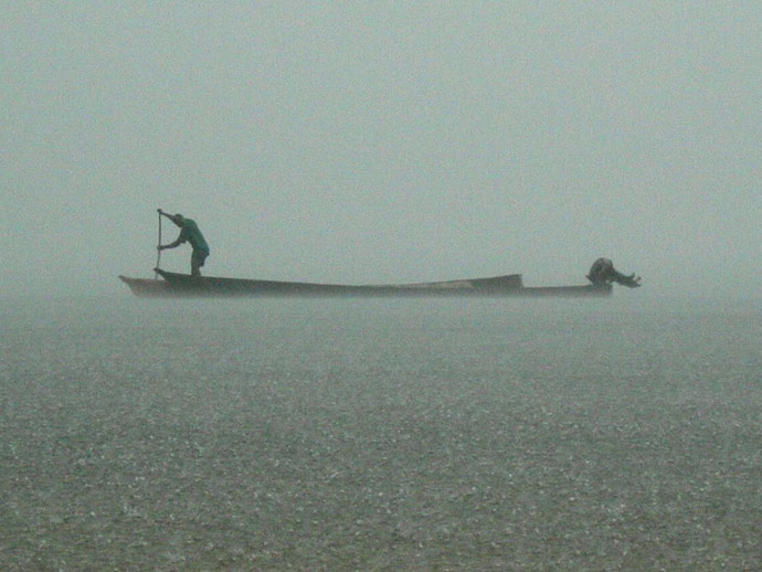 Pluie tropicale dans la lagune