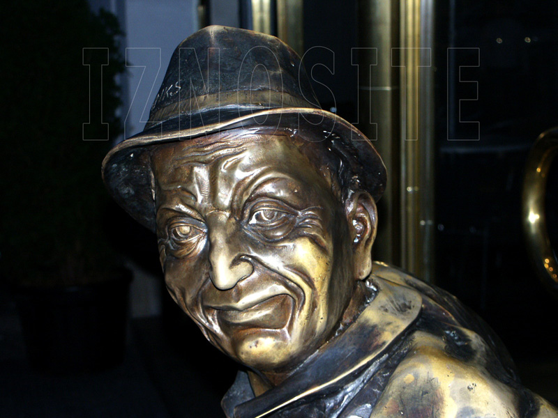 Portrait de l'homme aux pieds nus assis - Hotel Modr Růe - PRAGUE